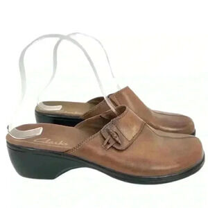Clarks womens flats size 7.5 brown leather slip on mules